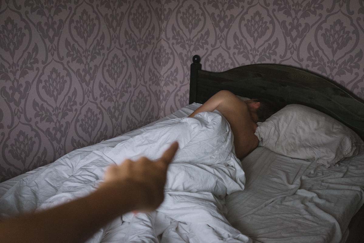 Девушка В Кровати Без Лица Фото Ночью