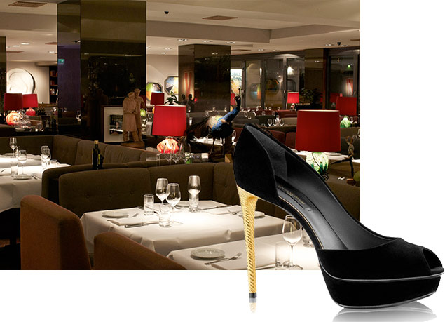 Stilettos negros de Louis Vuitton, perfectos para una cena con estrella Michelin.