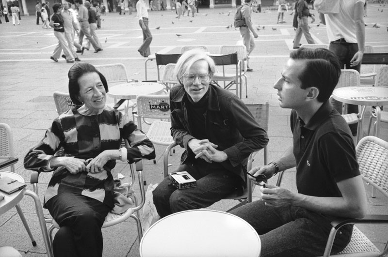 Diana Vreeland junto a Andy Warhol en Venecia en 1973. Foto: Cordon Press.