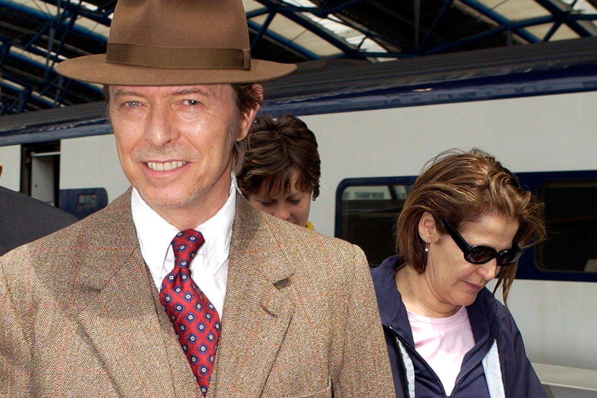 David Bowie junto a su asistente Coco Schwab en Londres (2002).