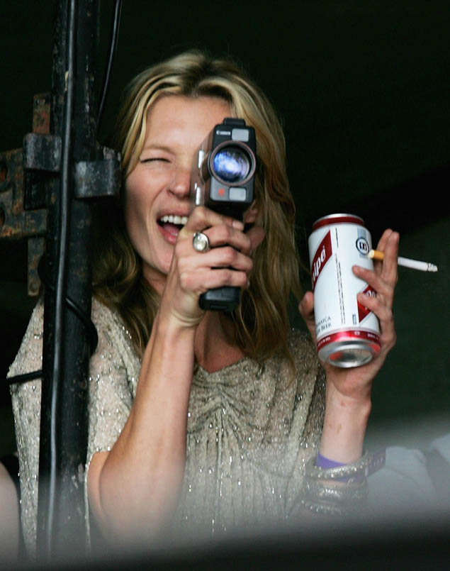 Kate Moss, bebiendo así te estás perdiendo los placeres de una caña bien tirada. 