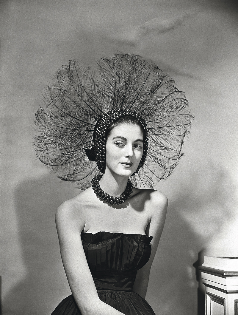 Un retrato de 1951 de la modelo, capaz de lucir con gracia el tocado más aparatoso y de añadir un centímetro y medio de longitud a su cuello –perfecto para los grandes collares de perlas de la época–, por deseo de Diana Vreeland.