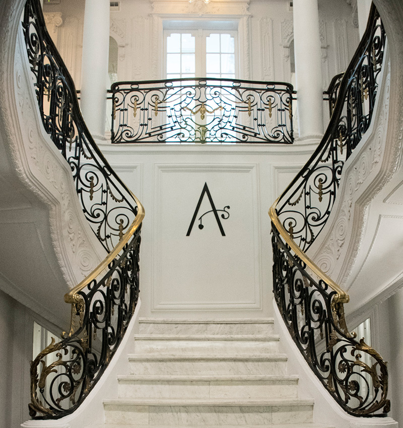 Las escaleras de entrada al Club Alma.