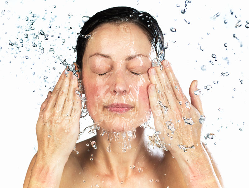 El agua fría activa la circulación y mejora el tono el de la piel.