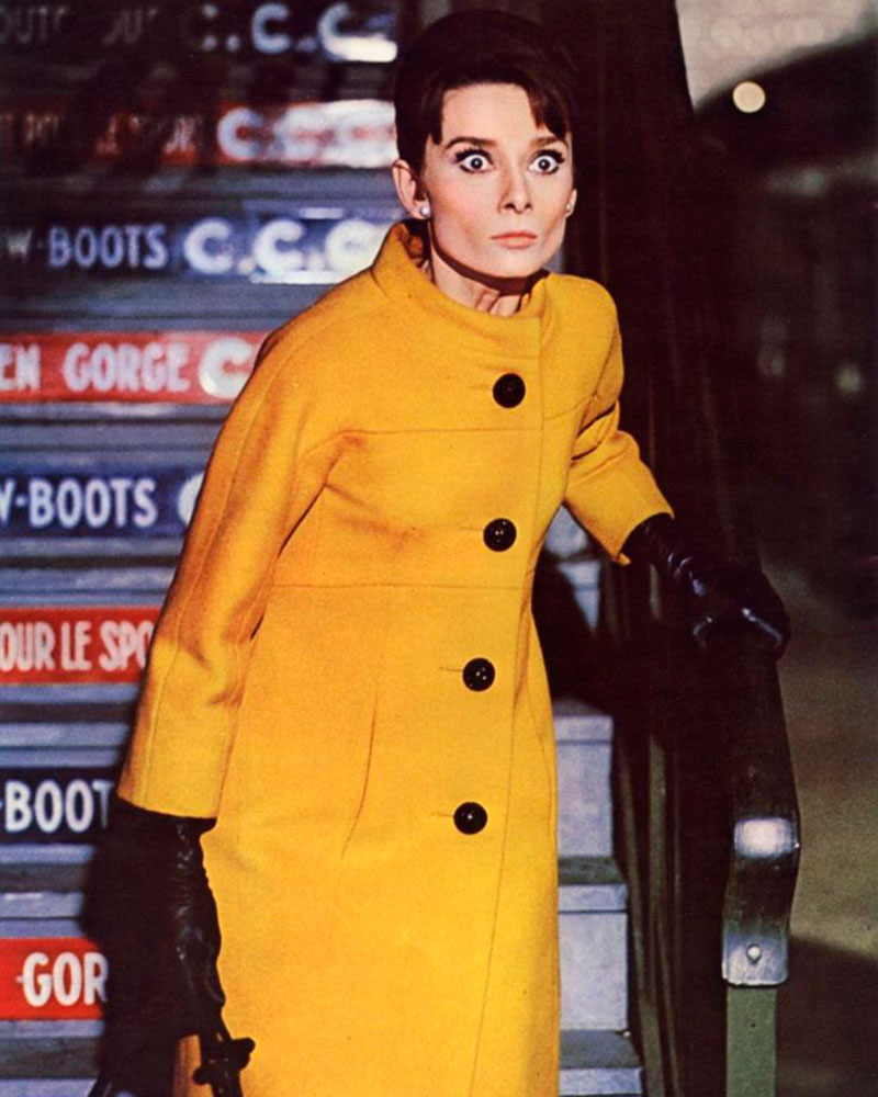 Audrey, con un abrigo de Givenchy en 'Charada'.
