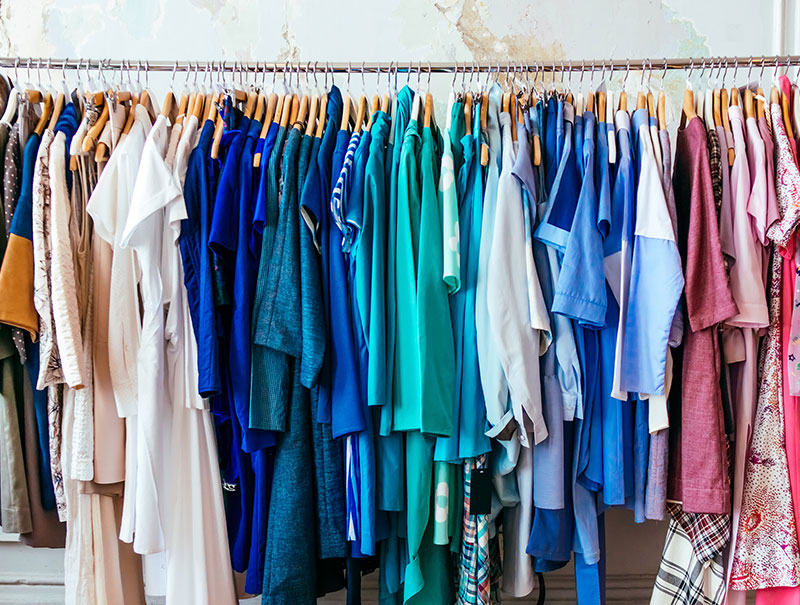Cambio de armario: guía para revender la ropa que ya no te p