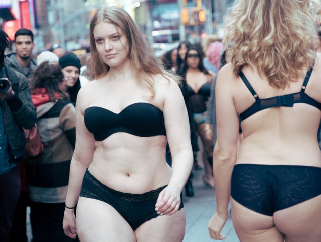 Resultado de imagen para Nueva York se paralizó por modelos de tallas grandes que desfilaron contra los estereotipos