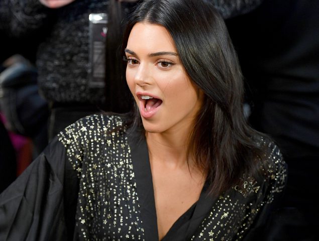 Kendall Jenner con la boca abierta y blusa negra