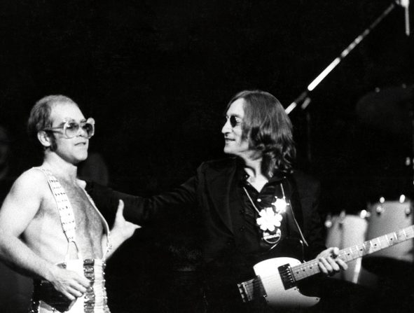 La curiosa historia de por qué John Lennon dio su último concierto junto a  Elton John