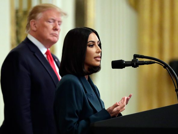 crisis Fácil de suceder Delegar Kim Kardashian, irreconocible en su reunión con Donald Trump