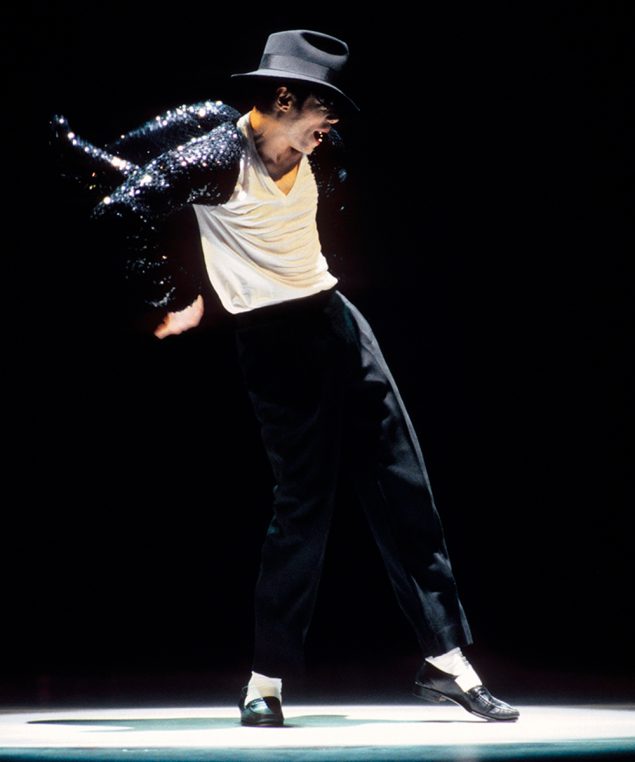 Por Michael Jackson siempre actuaba unos calcetines blancos?