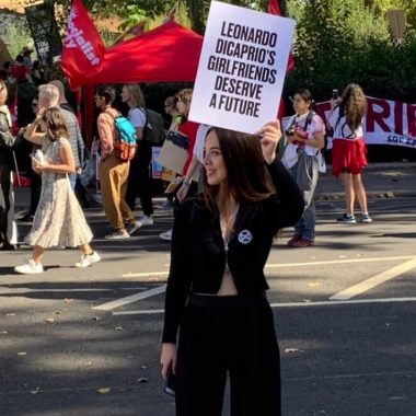 «Las novias de Leonardo DiCaprio merecen un futuro»: así se creó la gloriosa pancarta de la marcha por el clima