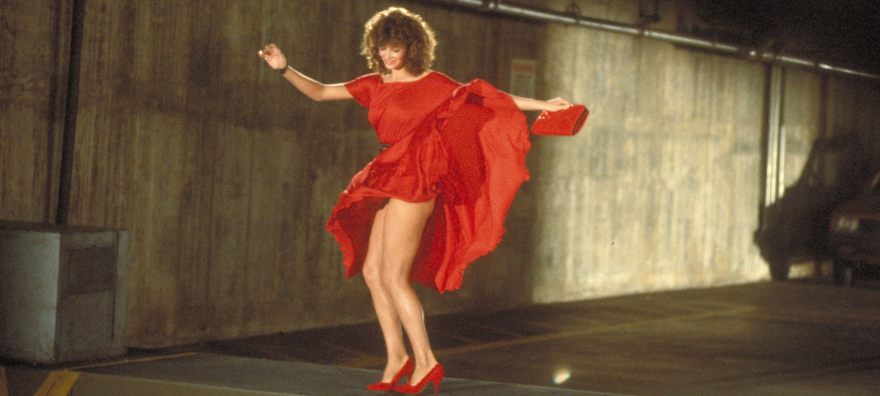 La historia de la prenda más erótica de la historia del cine: el vestido de  'La mujer de rojo' | Moda | S Moda EL PAÍS