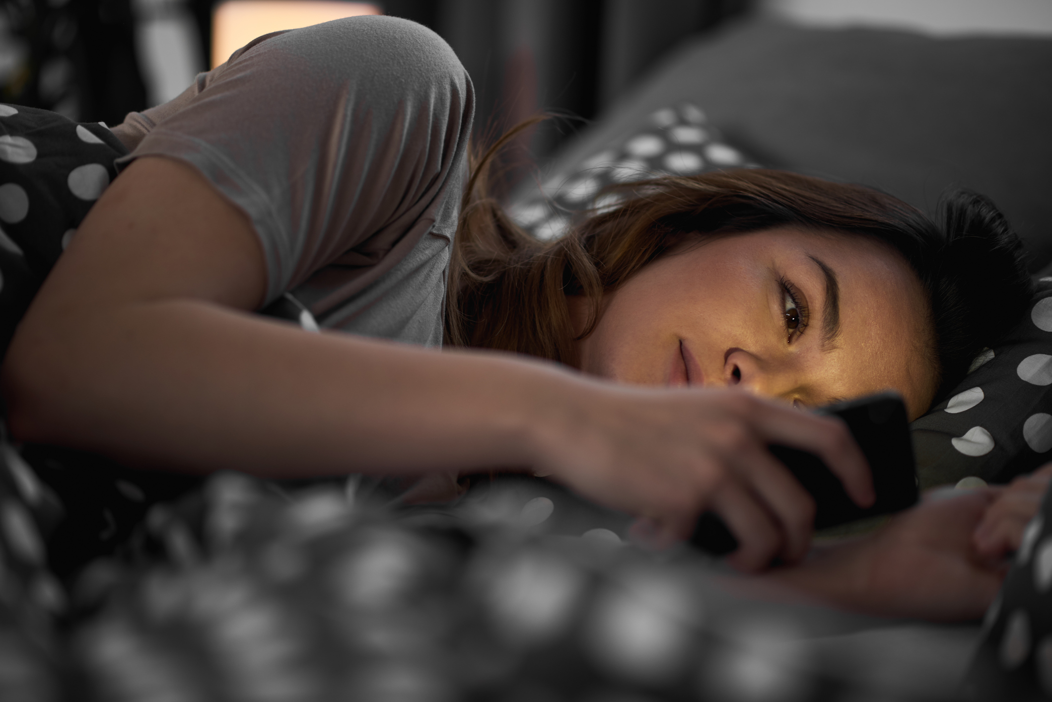 Dormir juntos a distancia: el caso de las personas que duermen conectadas a  través de videollamada