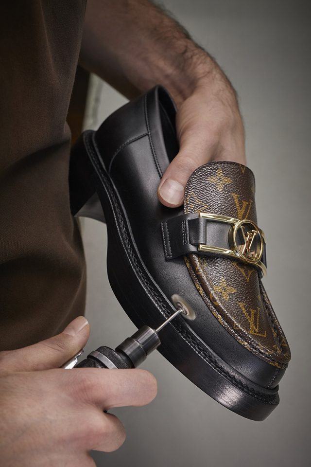 Nominación Vigilancia práctica Así se hacen, paso a paso, los nuevos zapatos de Louis Vuitton | Moda | S  Moda EL PAÍS