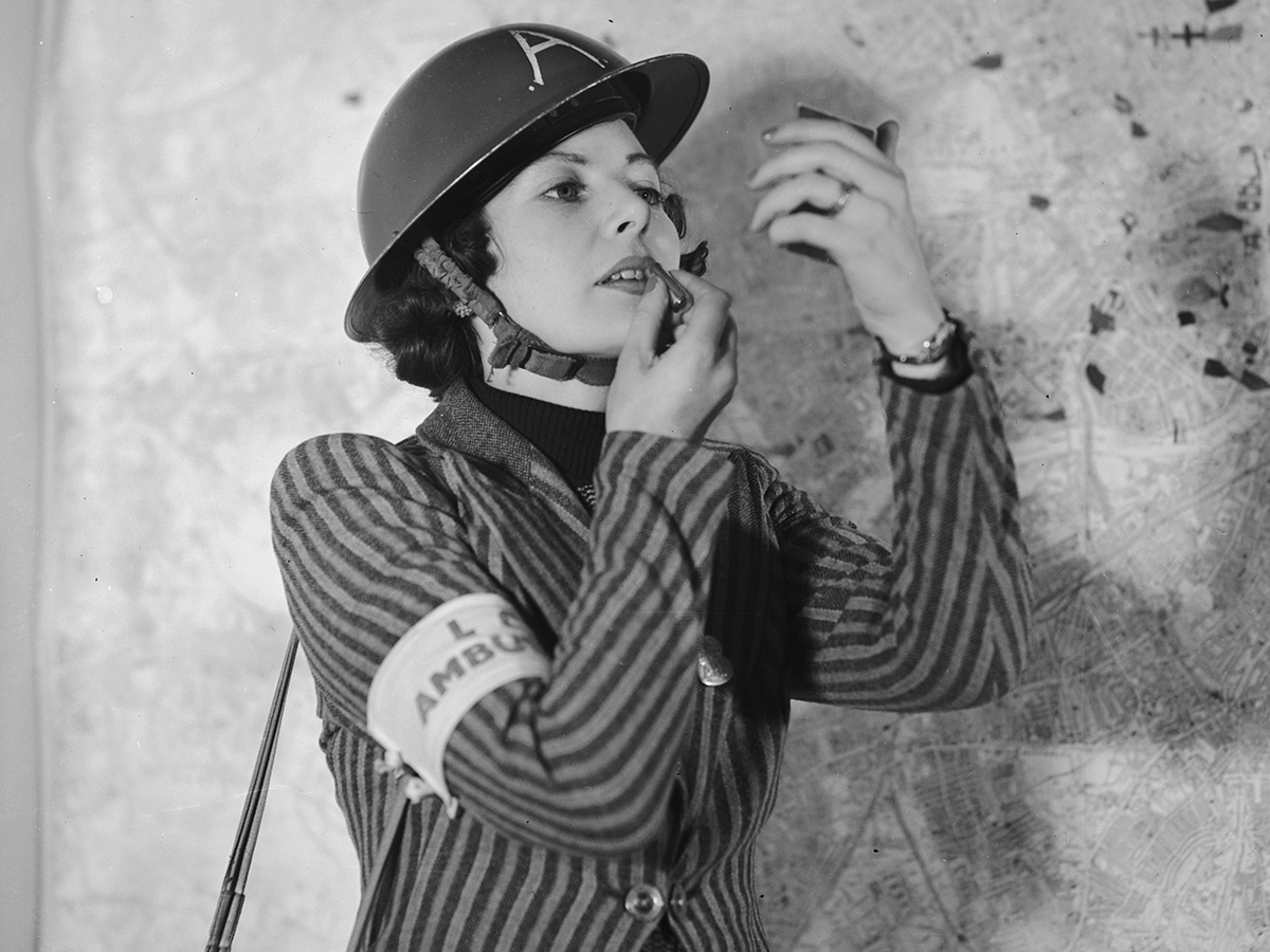 Una integrante de la patrulla de precauciones antiaéreas del Reino Unido usando labial rojo en 1940
