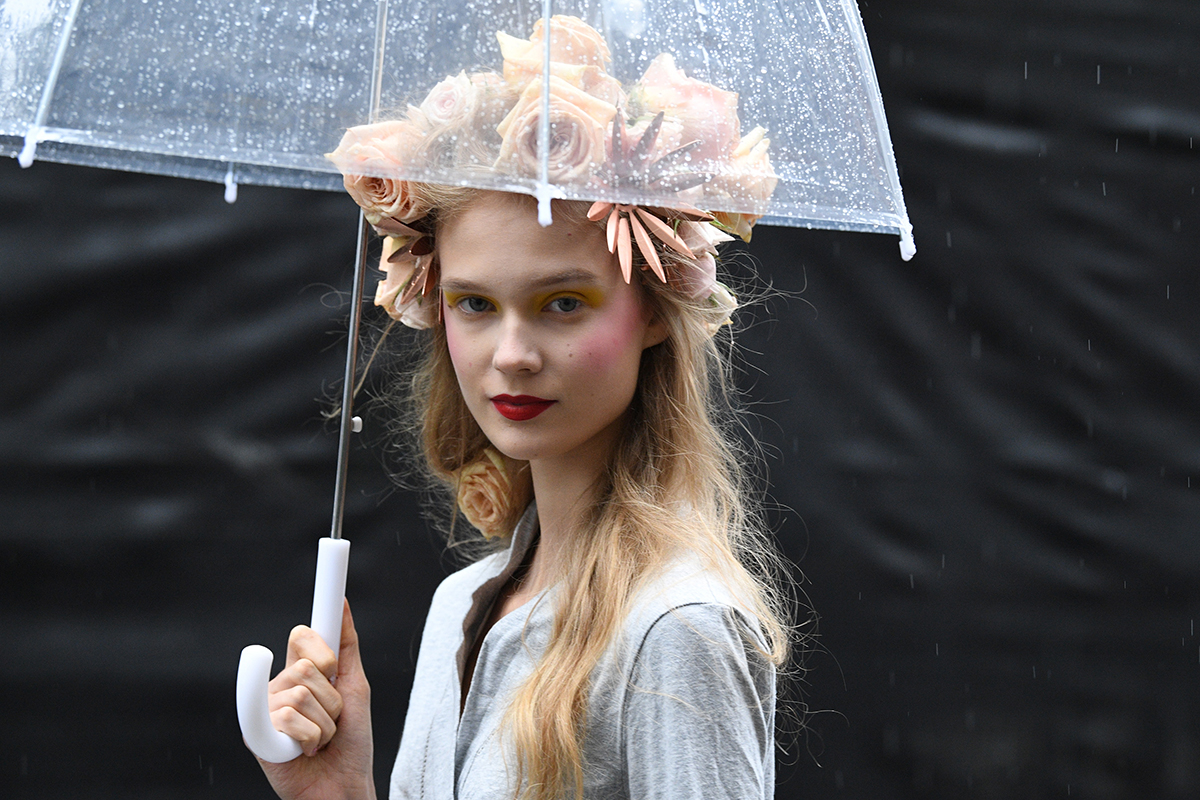 El paraguas transparente de 'Lost in Translation': el emblema de la melancolía (y del buen cuando llueve) | Moda S Moda EL