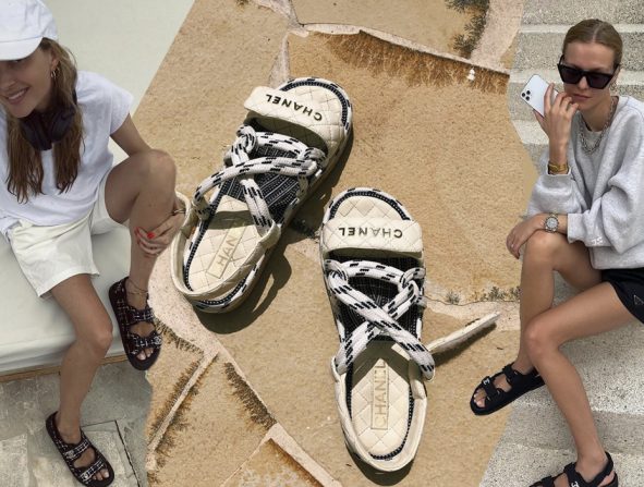 Cómodas, feístas y con velcro: las sandalias de padre Chanel son las favoritas de Instagram | Moda Moda EL PAÍS