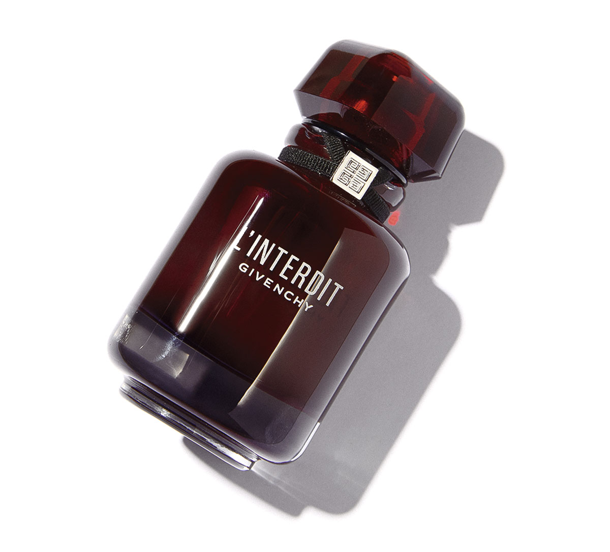La nueva fragancia L’Interdit Eau de Parfum Rouge, de GIVENCHY (98,50 €, 50 ml).