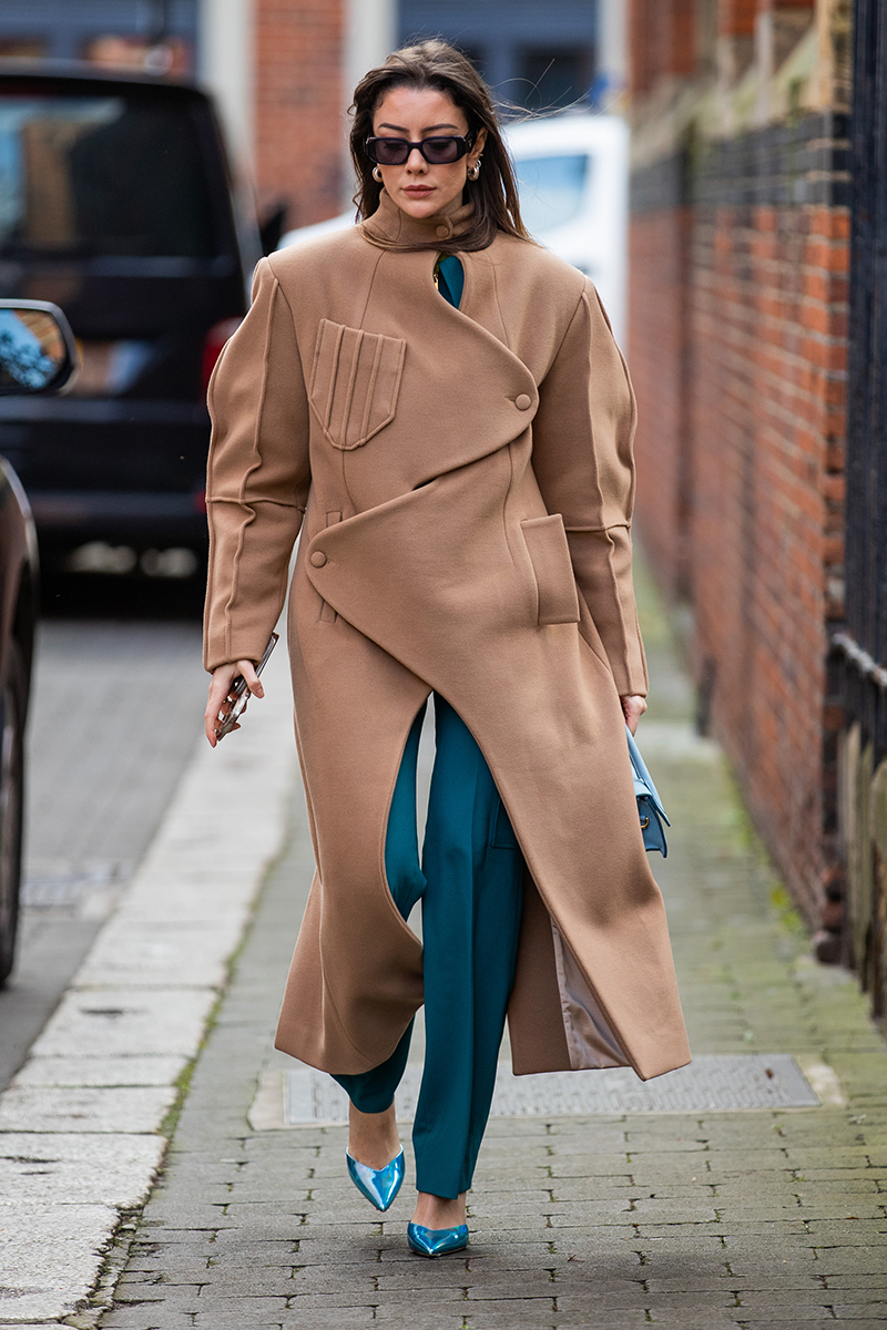 Abrigos las prendas hiperbólicas se hacen con las calles en semana la moda de Londres | Actualidad, Moda | S Moda EL PAÍS