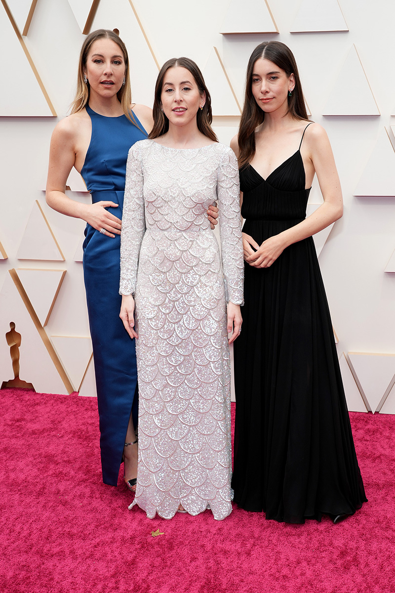 Las hermanas y cantantes Haim: Este, Alana y Danielle. Las tres visten de Louis Vuitton y acuden por Alana (en el centro), protagonista de Licorice Pizza.