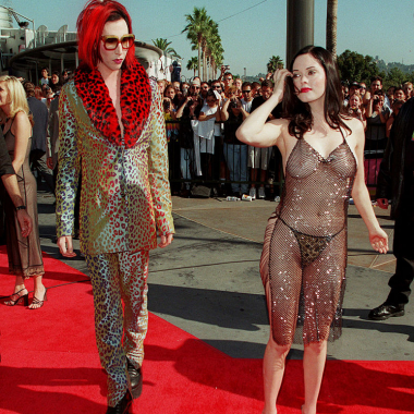 Prácticamente desnudas: de Rose McGowan con Marilyn Manson a Florence Pugh a solas, cómo el transgresor ‘naked dress’ viajó desde los años veinte al presente