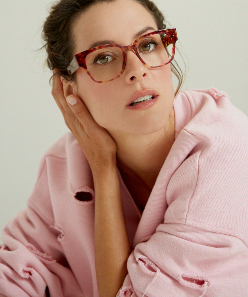 Cinco momentos, cinco gafas: Maggie nos demuestra cómo llevar el accesorio más moda de la temporada | Moda, Shopping | S Moda PAÍS