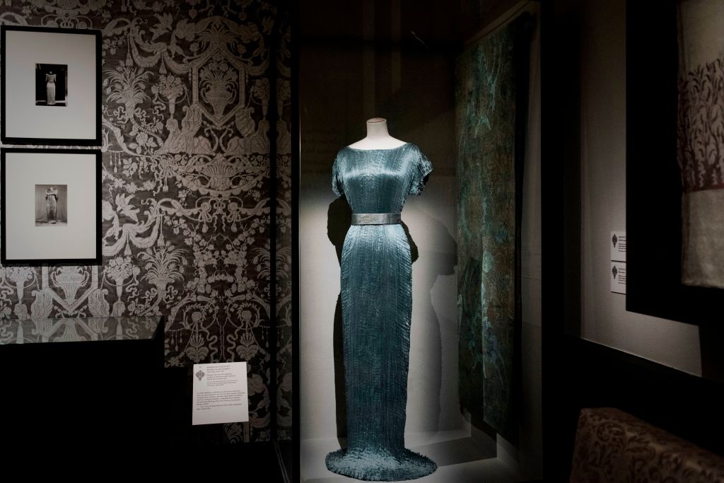 El vestido Delpgos en el Palais Galliera de Paris, en una exposición de 2017.