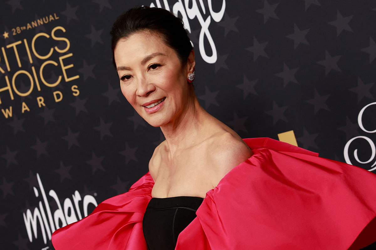 De repartir guantazos con Jackie Chan a hacer historia en los Oscar: cómo Michelle Yeoh se convirtió en la estrella del momento  a los 60 años
