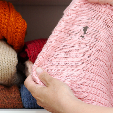Buenas noticias: es posible hacer desaparecer los agujeros de polilla en tu jersey favorito de cashmere