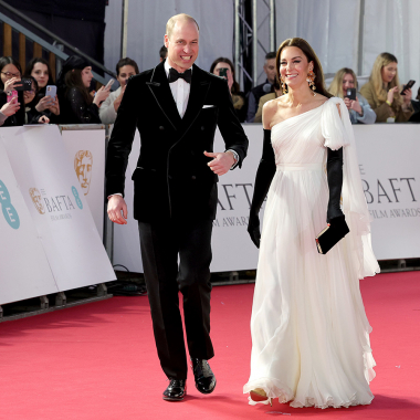 Con guantes a lo Rita Hayworth y pendientes de Zara: Kate Middleton regresa a los Bafta por todo lo alto