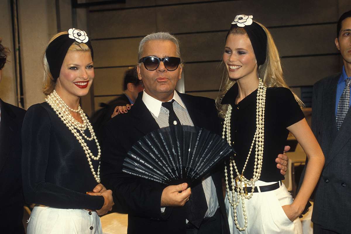 Karl Lagerfeld entre Linda Evangelista y Claudia Schiffer.