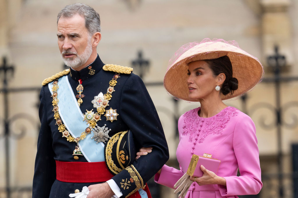 Del sombrero oriental kasa de la reina Letizia a Katy Perry con perlas de Vivienne Westwood: los mejores looks de la coronación