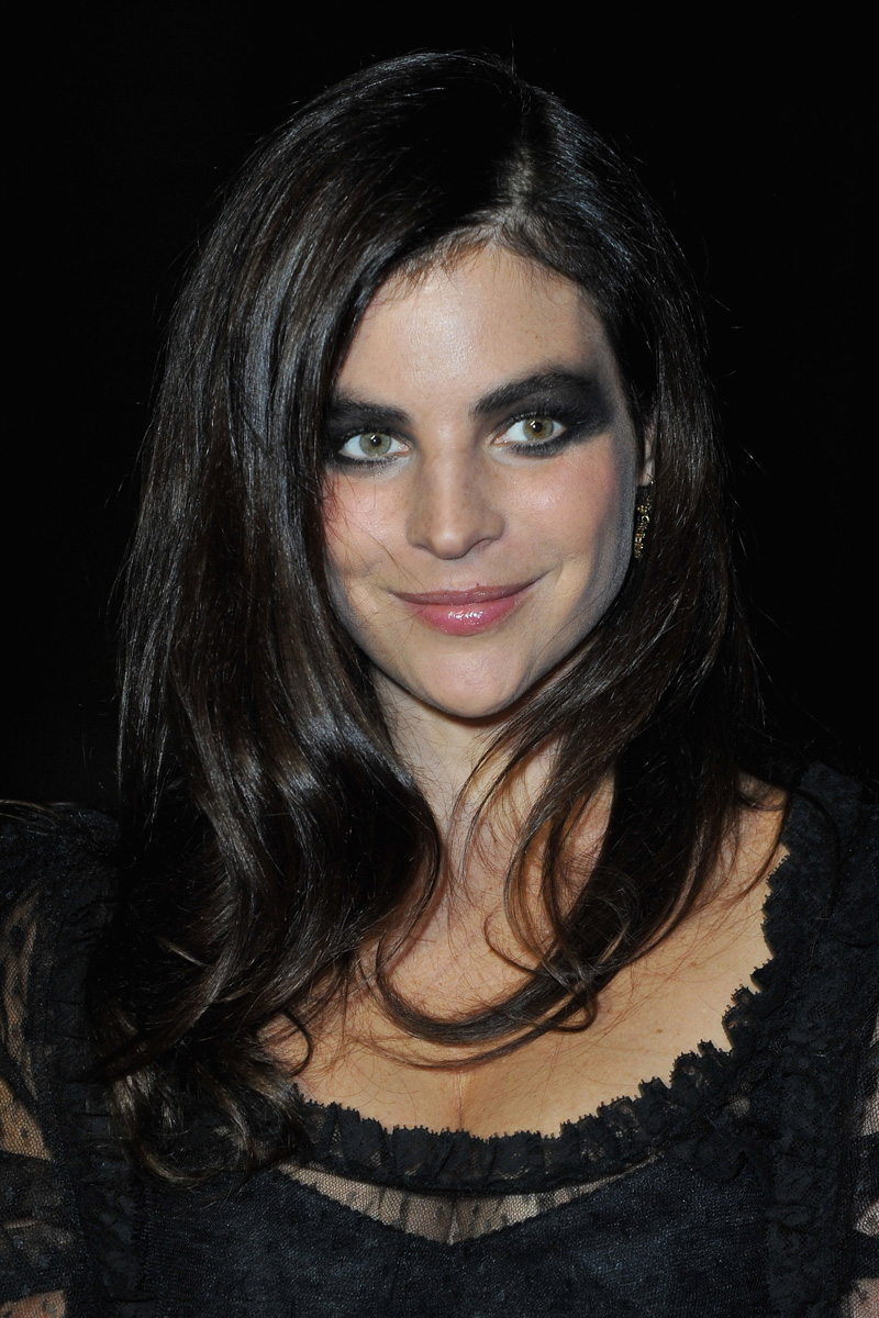 Mientras dormías: Carine Roitfeld vestía a París de negro para presentar su línea de maquillaje con MAC