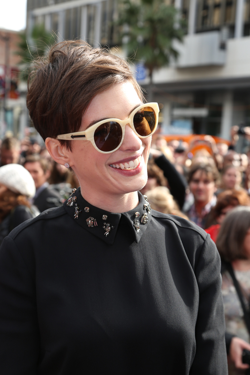 Anne Hathaway en 15 estilismos