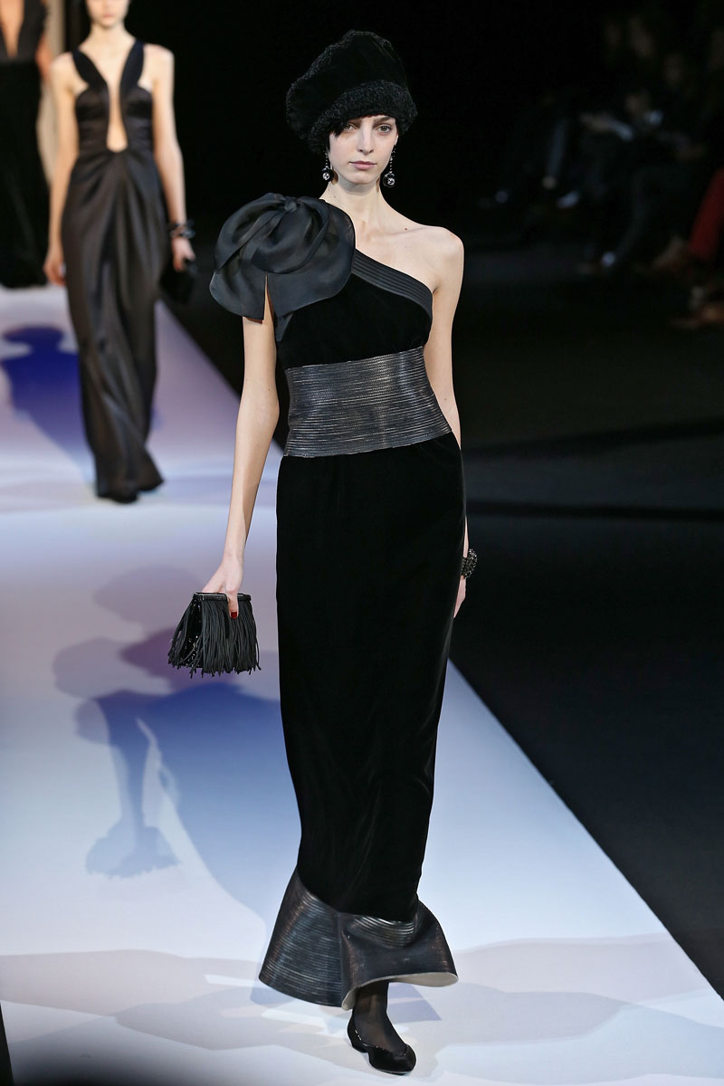 Armani: elegantes vestidos de noche y boinas de terciopelo