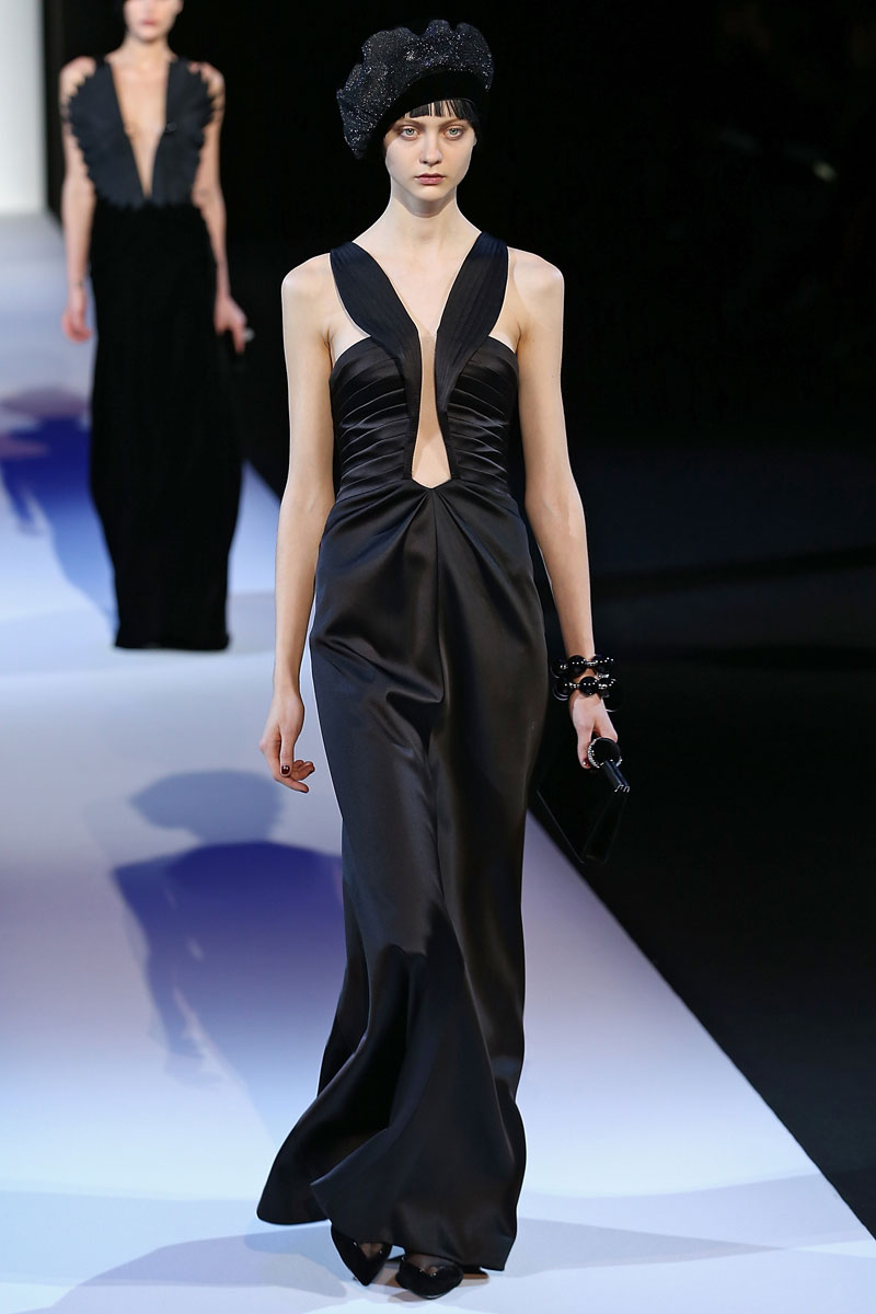 Armani: elegantes vestidos de noche y boinas de terciopelo
