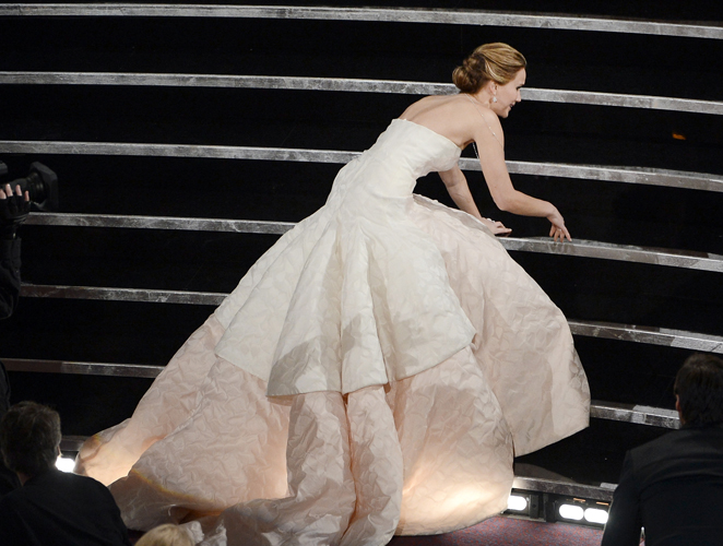 De los pezones de Hathaway a la caída de Lawrence: Diez momentazos de la  gala | Celebrities, Fiestas | S Moda EL PAÍS