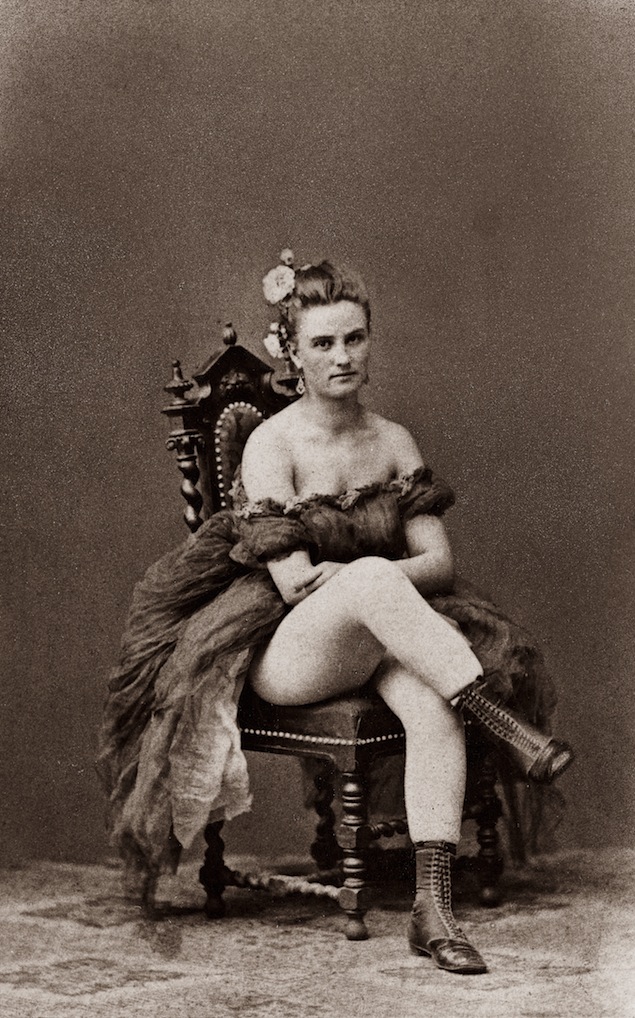 Una prostituta enseñando sus piernas en torno a 1865
