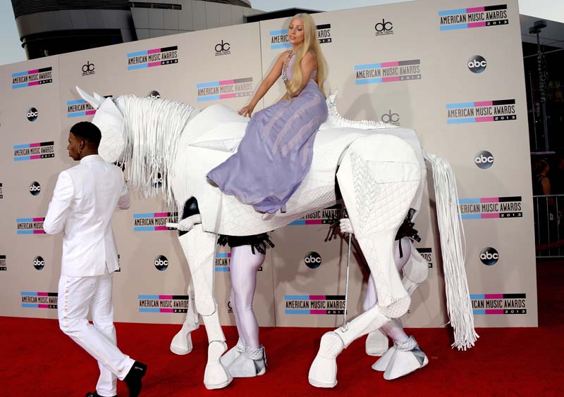 Mientras dormías: Lady Gaga se subía a un caballo y todos los looks de los AMAs