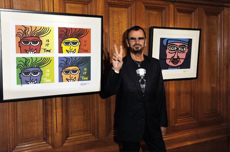 Ringo Starr posando con algunos de los cuadros que pinta con el Paint