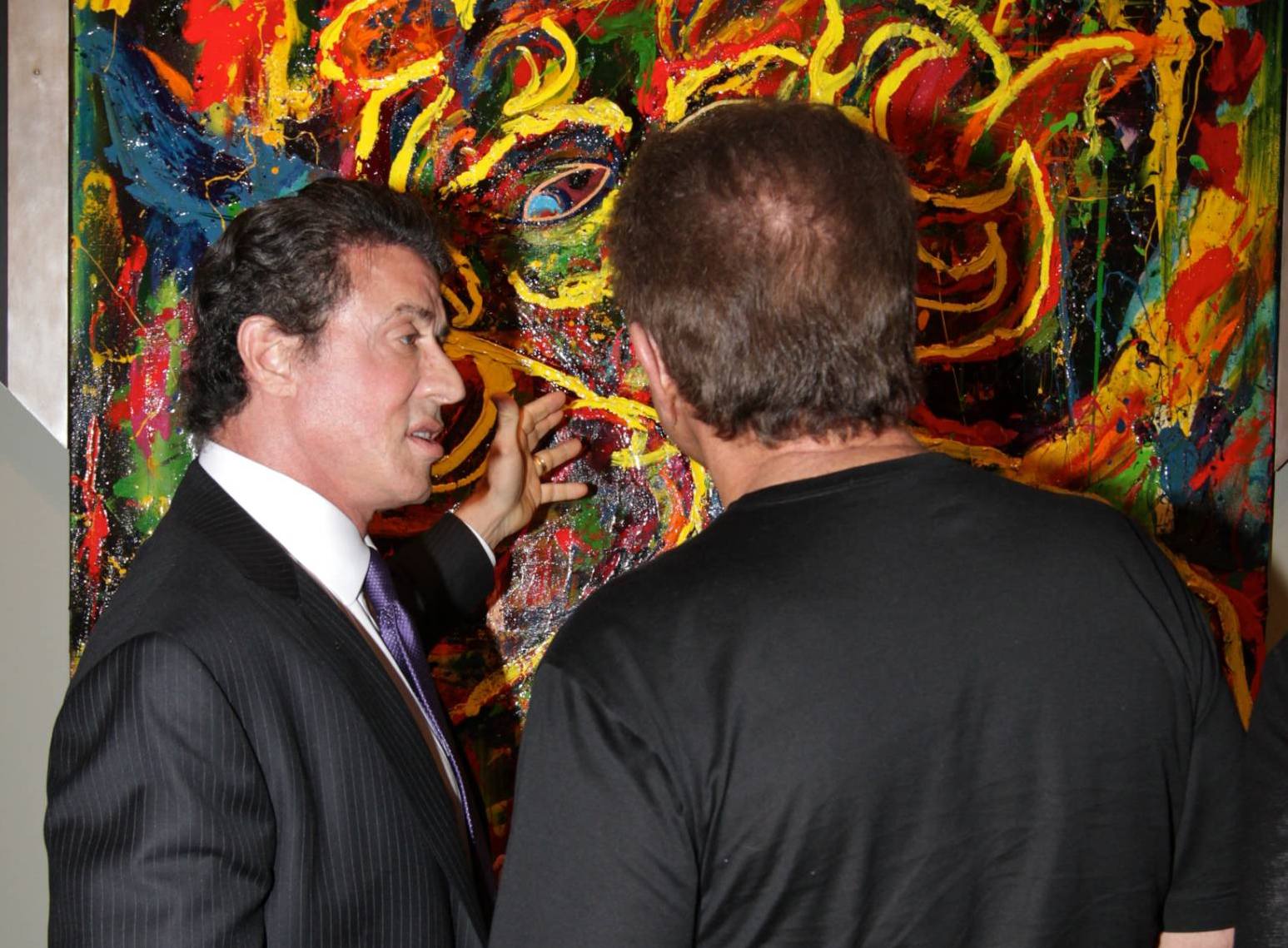 Stallone vendiendo la moto de sus pinturas