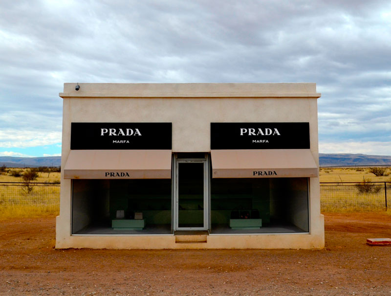 La 'no tienda' de Prada cumple 10 años en mitad del desierto de Texas |  Actualidad, Moda | S Moda EL PAÍS