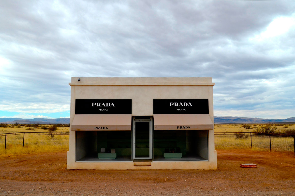 La 'no tienda' de Prada cumple 10 años en mitad del desierto de Texas |  Actualidad, Moda | S Moda EL PAÍS